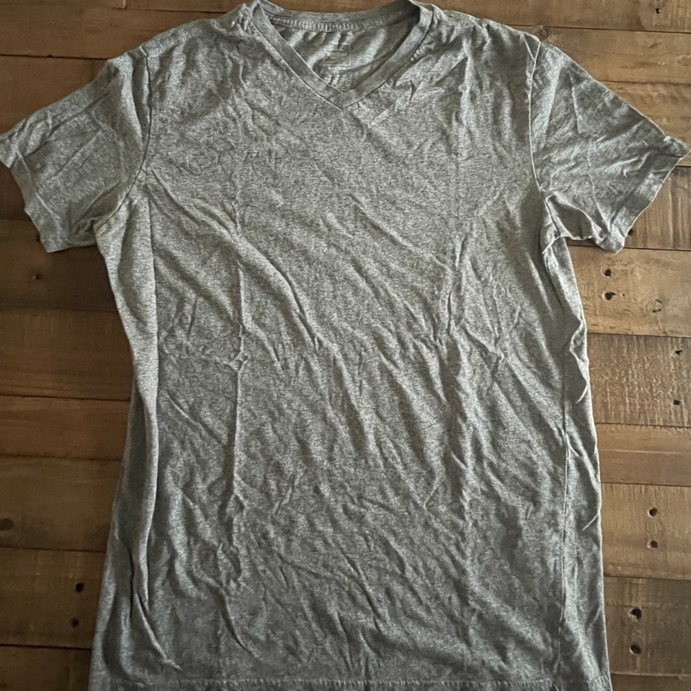 Mossimo Men’s V Neck Shirt Size Medium